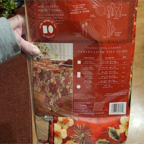 Poinsettia Holiday Christmas Table Cloth 60"x120" Oblong Bed Bath And Beyond - Picture 4 of 5